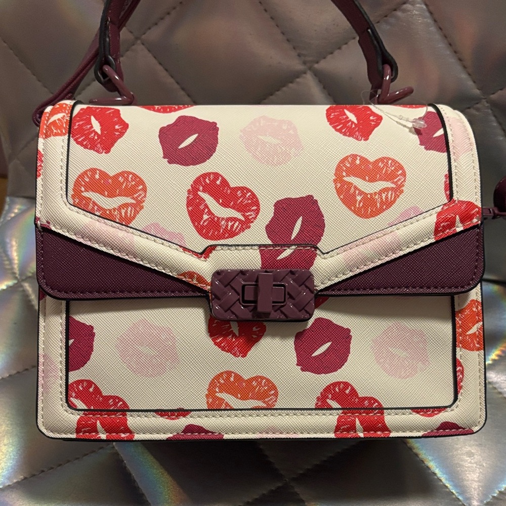 Stylish Kiss Print Aldo Handbag - Red and Pink